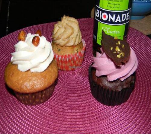 Caramel sweet cupcake, Humus libanese salty cupcake, desert of the day something very sweet and yummy. Bionade (from left to right) at Vegan Folie's in Paris