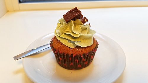 Apricot-caramel cupcake at Vegan Folie's in Paris