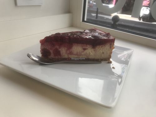 Cheesecake at Vegan Folie's in Paris