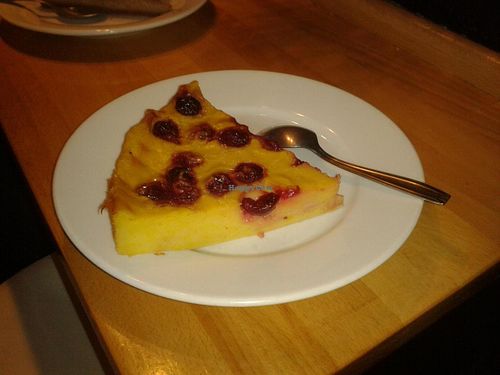 Vegan 'clafoutis' at Vegan Folie's in Paris