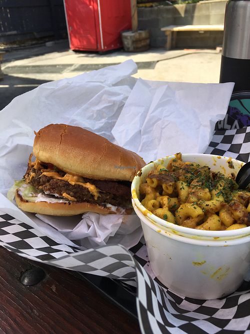 bacon cheeseburger and a mac n cheese side at Arlo's Food Truck - Cheerup Charlie's in Austin