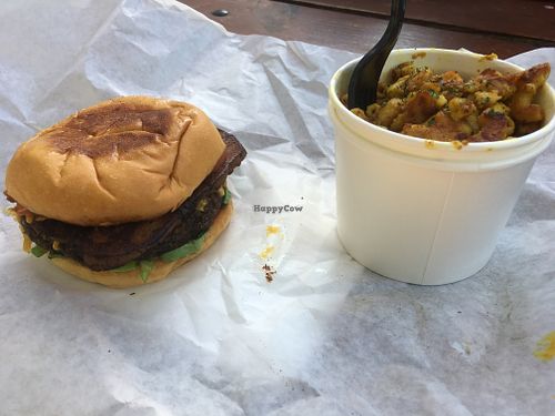 bacon cheeseburger and mac & cheese at Arlo's Food Truck - Cheerup Charlie's in Austin