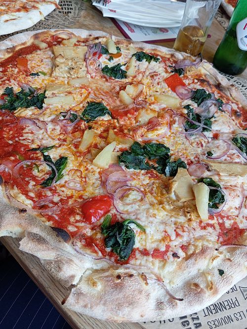 Die vegane Pizza Forza mit Ananas ist sehr zu empfehlen at L'Osteria in Marl