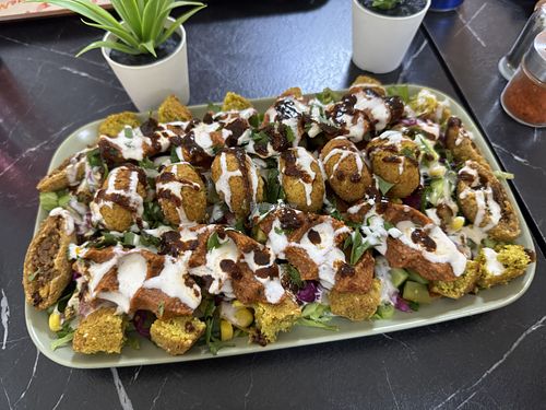 Plat avec çığ koftes véganes, boulettes style falafel et autres choses délicieuses.  at Cigköftem in Chalette-sur-loing