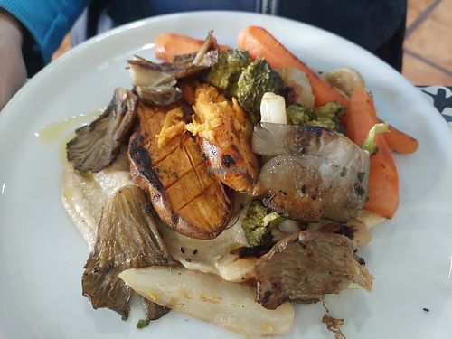 Mains / Roasted sweet potato and veggies with hummus at MMVF in Alcorcon