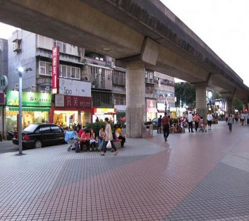 Location of restaurant immediately to your left after emerging from Shilin MRT station exit 1 at JìngXīn 靜心健康素食坊 in Taipei