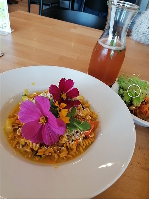 Vegane Kichererbsen-Curry-Bowl + Salat + Hausgemachte Kräuterlimonade at ALB-GOLD Restaurant Sonne in Trochtelfingen