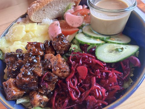 Gemischter Salat mit mariniertem Tofu war gut, aber keine Sensation.    at Stadtbiergarten Schorndorf in Schorndorf