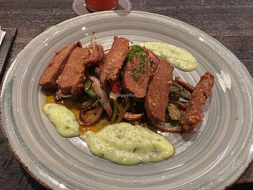 Gebackener & marinierter Seitan, auf knackigem asiatischem Gemüse und Wasabi-Gurken-Dip // Baked & marinated seitan, on crunchy Asian vegetables and wasabi cucumber dip.  at Schwitzer's Brasserie & Lounge in Waldbronn