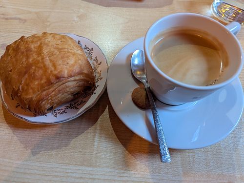 Pain-au-chocolat and allongée coffee at Pâtisserie - Salon de thé Léone in Toulouse