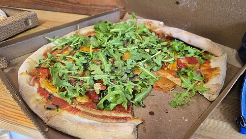 Vegan pizza at Pizza Deli in Ronne