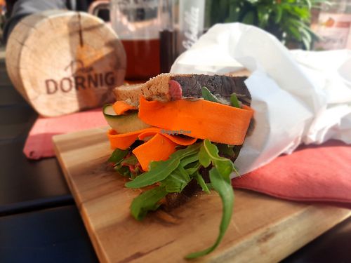 "Garten Laibla" Hokzofenbrot mit Rote-Beete-Hummus, Avocado-Aufstrich und Belag aus Möhre, Gurke,Rucola und Kräutern at Dein Dornig in Ebensfeld