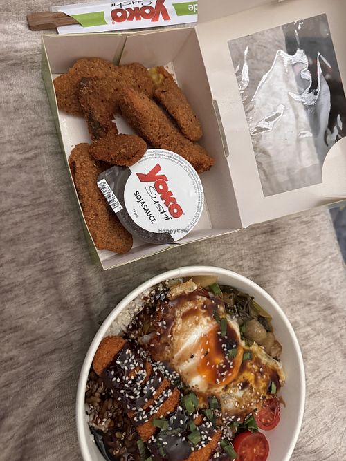 Das vegane Fischfilet befindet sich neben dem (optional ausgewählten) Ei auf dem Bild😄 at Yoko Sushi in Dortmund