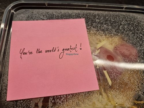 Post its with quotes on the dishes at Plan B 24/7 in Zedelgem