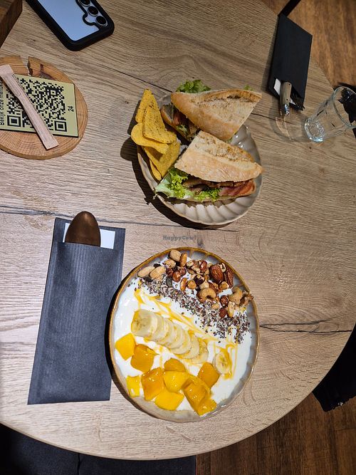 Nut & Mango Bowl and Copper Club sandwich at Copper Branch in Rotterdam