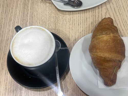 Cappuccino di soia e croissant al pistacchio  at I Gelati Di Gaia in Padua