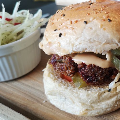 Saitan Burger w/ coleslaw at Deerbrook Kitchen in Koenigstein