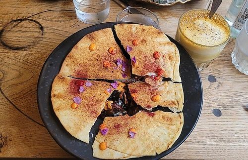 Aubergine tartaar en Golden milk at PuiCk in Breda