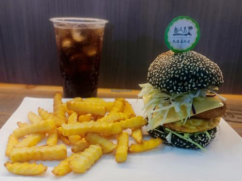 素黑椒猪排汉堡套餐VEG PORK CHOP BURGER at Pulau Redang Vegetarian Food Supply in Kulai