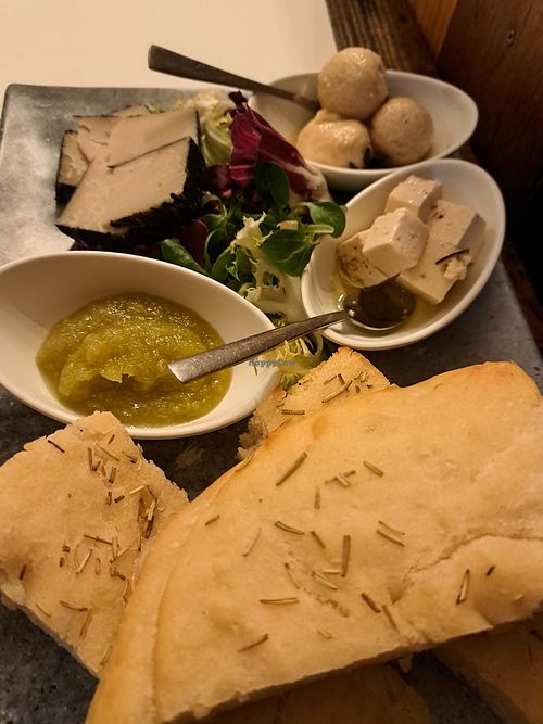 Tagliere di formaggio vegani at Etico Ristorante in Cabras