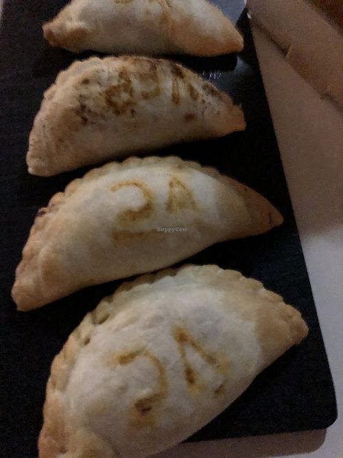 Empanadas de cebolla y de espinacas con mozzarella vegana.  at El Cafè De La Mirta in Barcelona