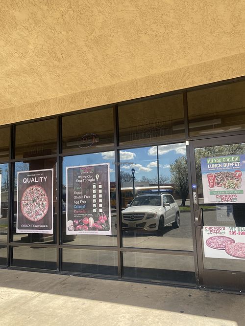 Walking Up to Entrance w/Hours   at Pizza Twist in Livingston