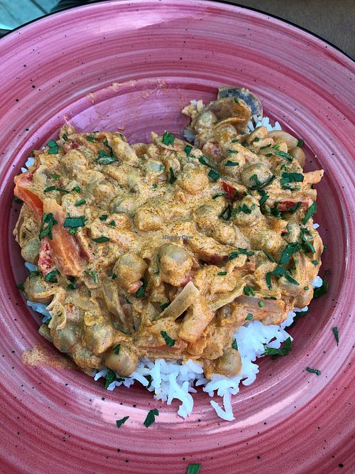 Vegan rätt (indian curry with chickpeas) at Amalias in Graenna