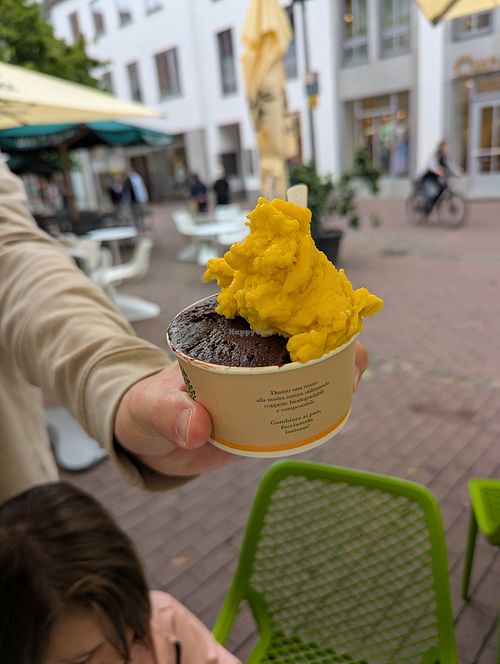 Mango und Zartbitter Schokolade at Eisrausch - Ihr Eiscafé im Herzen von Ulm - Milkshakes in Ulm