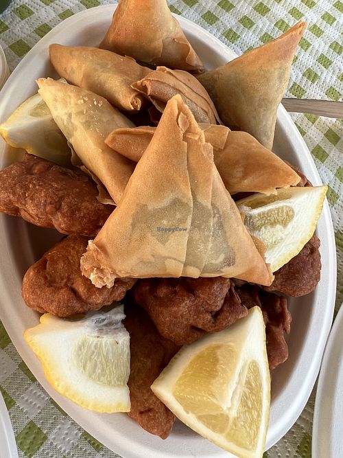 Samosas and pakoras 🫔  at La sciara del Gusto in Fontanafredda