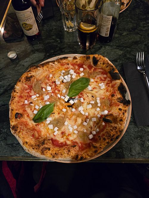 Pizza with caramelized onions at Pizzeria Minante in Vienna
