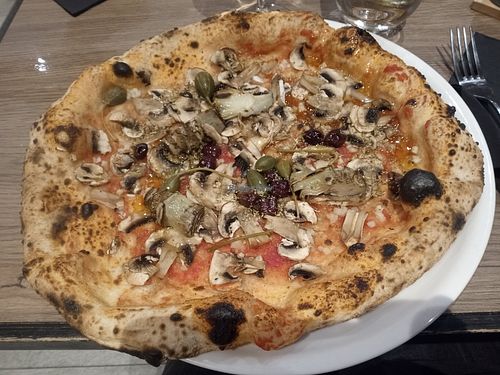 Vegan pizza at L' Improviste in Morzine