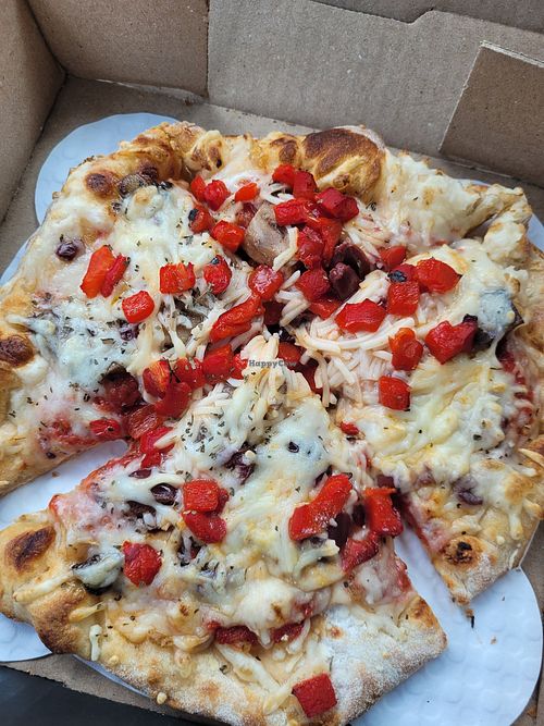 Vegan cheese pizza with peppers, portobello, and kalamata at Boombozz in Elizabethtown