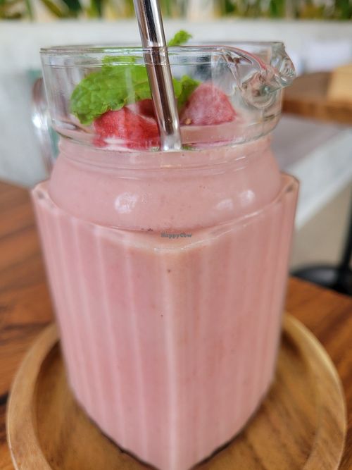 Easy pesy strawberry smoothie at Pure Vegan Heaven - Thong Sala in Koh Phangan