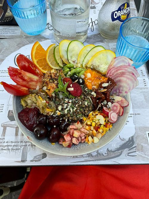 De poke bowl at Café Des Amis in Uzes