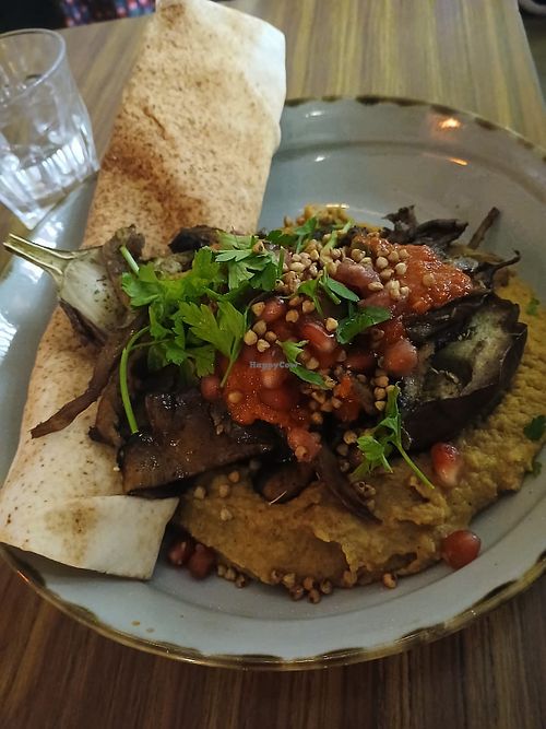 Gerecht met veel groenten en hummus at De Binnenkomer Eetcafé in Alkmaar