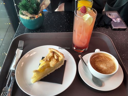 Vegan apple almond cake, flat white, Frau im Mond juice mix #Veganuary at Frau im Mond in Munich