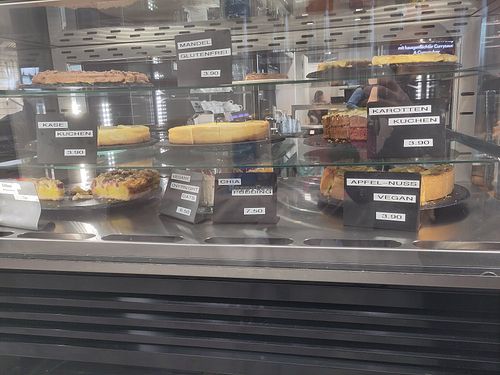 Cakes (1 vegan), plus vegan overnight oats #Veganuary at Frau im Mond in Munich