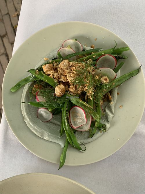 De veganistische blauwaderkaas van amandelen was een heerlijke combinatie met lokaal geteelde sperziebonen   at Konijnenvoer in Arnhem