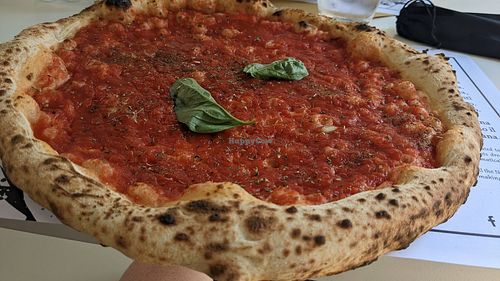 Pizza Marinara at Pizzeria La Smorfia in Salerno
