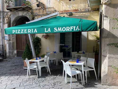Entrance, right in front of the Duomo at Pizzeria La Smorfia in Salerno
