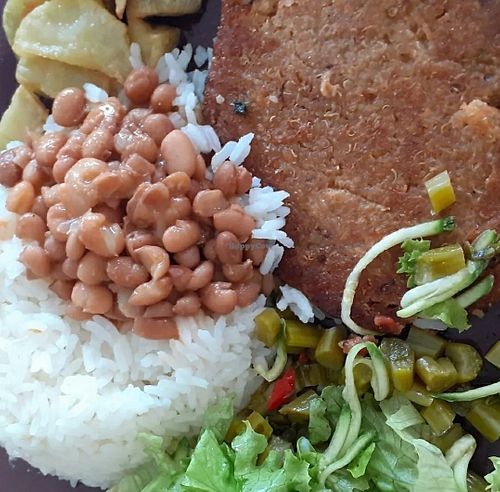 Legumes, verdura e proteína vegetal (hambúrguer de carne de jaca com quinoa) at Maurão Restaurante in Bertioga