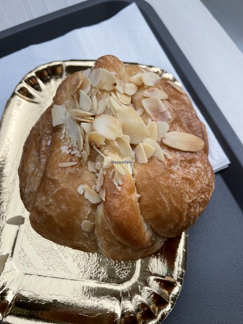 Croissant with vegan jamón (ham) and vegan queso. 2,50€ in Sep/2022  at Croiss Paris in Castelldefels