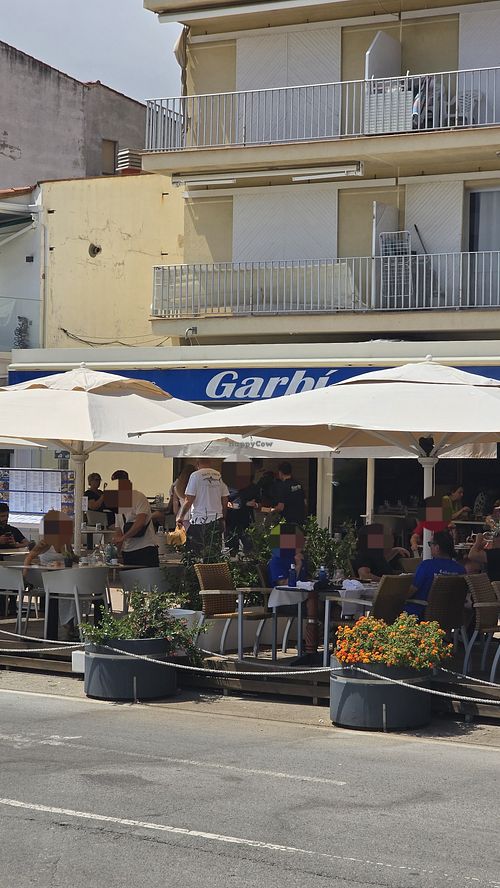 Front/outdoor seating at Restaurant Garbi in Lestartit