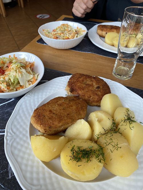 Kotlet z kalafiora, ziemniaczki i surówka   at Bez Kości in Olesnica