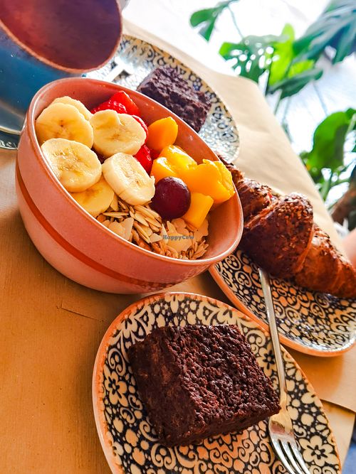 Acai bowl (without honey), brownies and croissant with jam at Retró Gusto in Ibiza