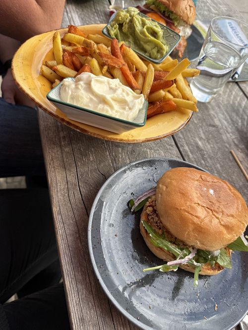 Rote Bete Burger und Fritten Mix (groß) mit veganer Mayo und Guacamole  at WittenBurger in Lutherstadt Wittenberg