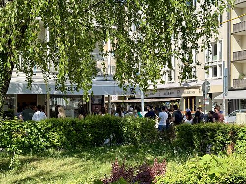 veeeeeery long line  at Ballabeni Icecream in Munich