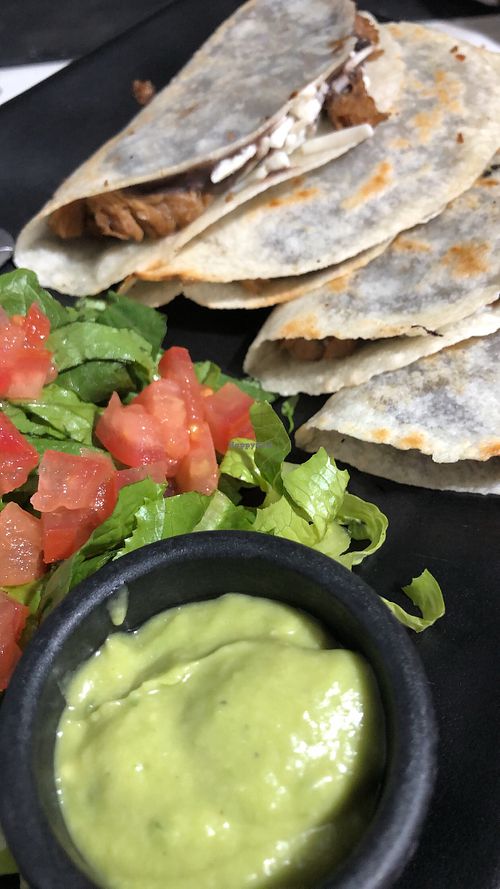 Amili tiene variedad de Tacos, desde tacos al pastor, Cochinita o bisteck. También ofrecen Tacos a la Plancha como los de la foto o Sincronizadas gigantes.  at Amili Deli in Reynosa
