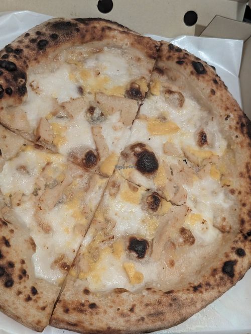 Vegan cheese pizza at Vegano in Bangkok