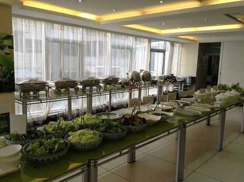 The lunch spread. To the left is the buffet line, to the right the hot pot selection. All this is yours for ¥65, or just ¥25 if you only want the buffet at Zhong Nong Jian Kang Jia Yuan in Kunming